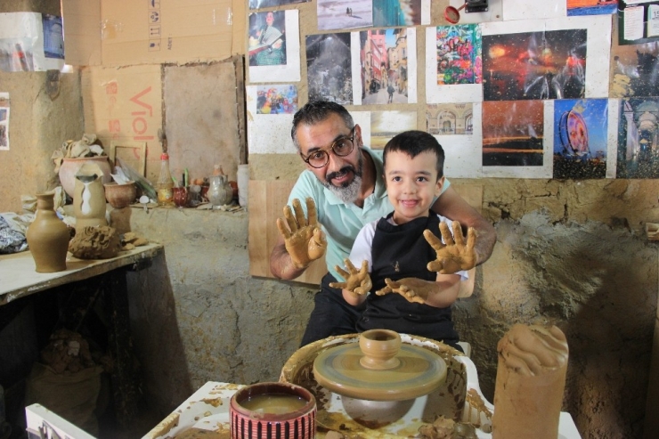 Çocuklar Çamurla Hem Eğleniyor Hem De Öğreniyorlar