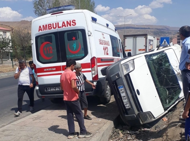 Ambulans İle Hafif Ticari Araç Çarpıştı: 6 Yaralı