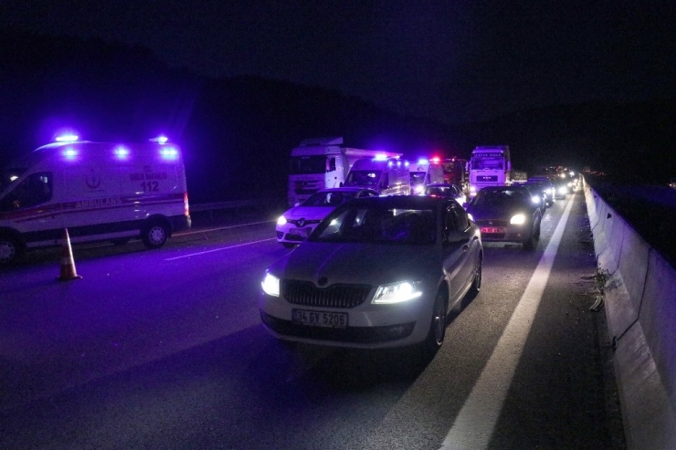 Tem Otoyolu’nda Devrilen Araç Tankere Çarptı: 6 Yaralı