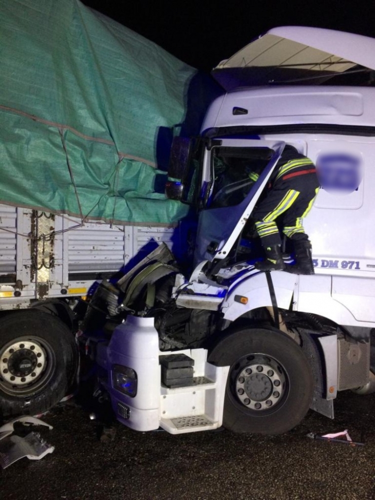 Tüp Yüklü Tır Park Halindeki Tıra Çarptı: 1 Yaralı