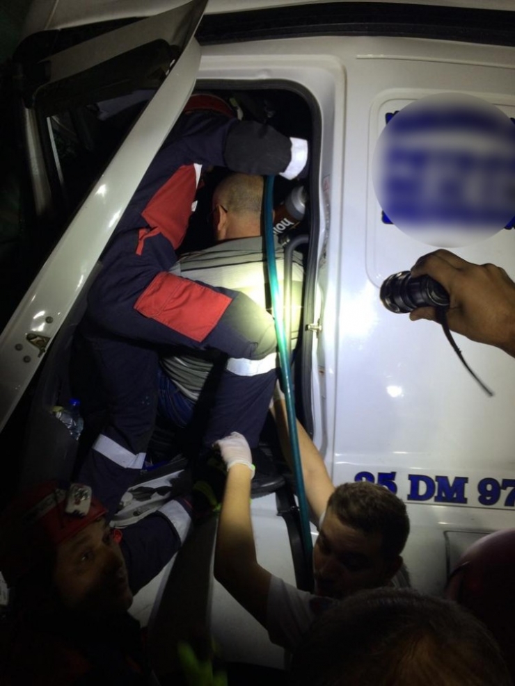 Tüp Yüklü Tır Park Halindeki Tıra Çarptı: 1 Yaralı