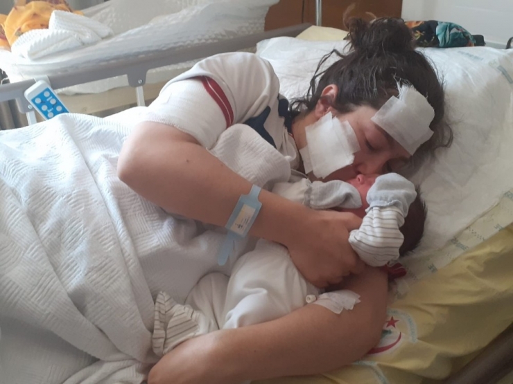 Eşi Tarafından Bıçaklanan Kadın, Bebeğini Kucağına Aldı