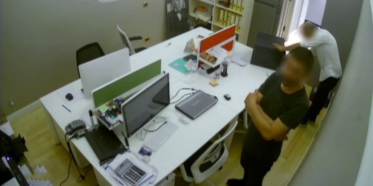 Patronun Kasasını Çilingire Açtırıp Soydu