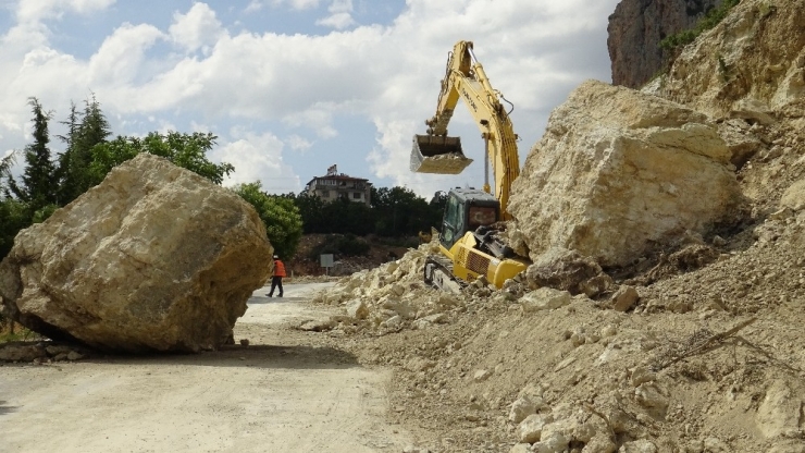 Karaman’da Kepçenin Üzerine 30 Tonluk Kaya Düştü