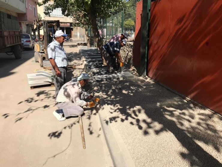 Asfaltlama İle Kaldırım Çalışmaları Sürüyor