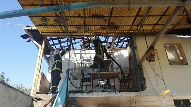 İki Katlı Evin Çatısı Çıkan Yangında Küle Döndü