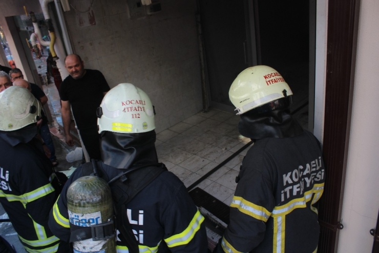 Kullanılmayan İş Yerindeki Yangın Paniğe Neden Oldu
