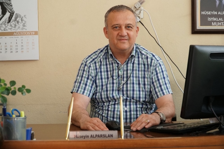 Çocukları Kitap Dağıtarak Mutlu Ediyor