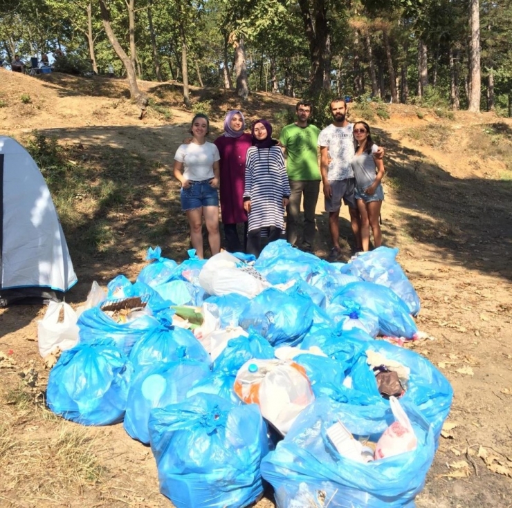 Hafta Sonu Tatilini Çöp Toplayarak Geçirdiler