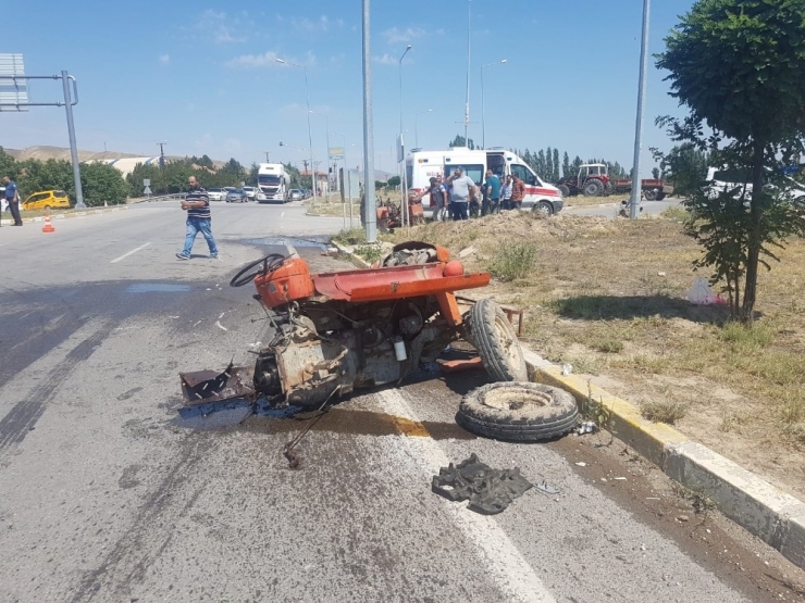 Lüks Otomobille Çarpışan Traktör 2’ye Bölündü