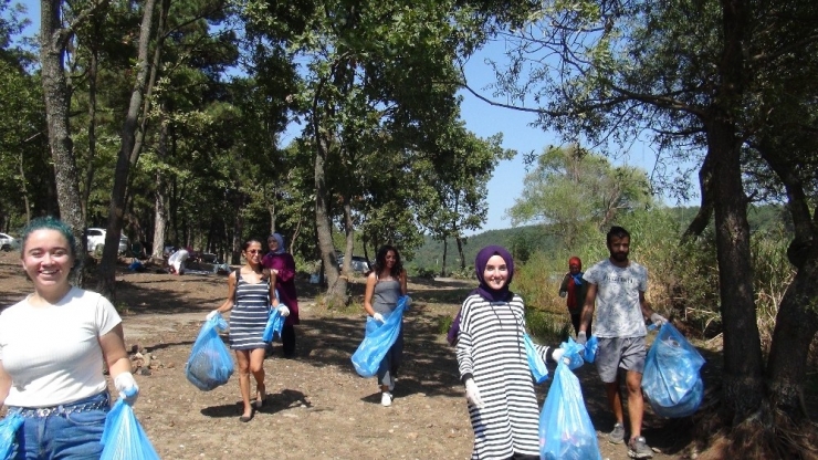 Hafta Sonu Tatilini Çöp Toplayarak Geçirdiler