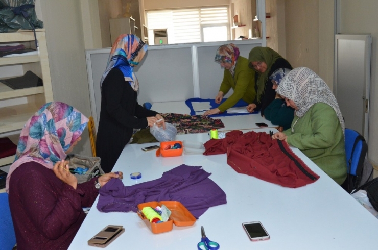 Yunusemreli Kadınlar Kurslara Yoğun İlgi Gösteriyor