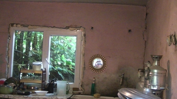 12 Kişilik Aile, Harabeye Dönen Evde Geceleri Nöbet Tutarak Uyuyor