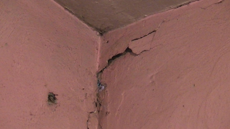 12 Kişilik Aile, Harabeye Dönen Evde Geceleri Nöbet Tutarak Uyuyor