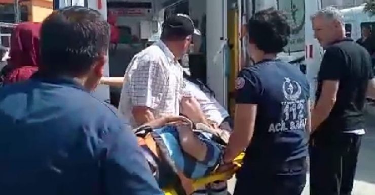 Telefonla Konuşan Yaşlı Adama Minibüs Çarptı