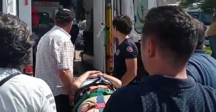 Telefonla Konuşan Yaşlı Adama Minibüs Çarptı