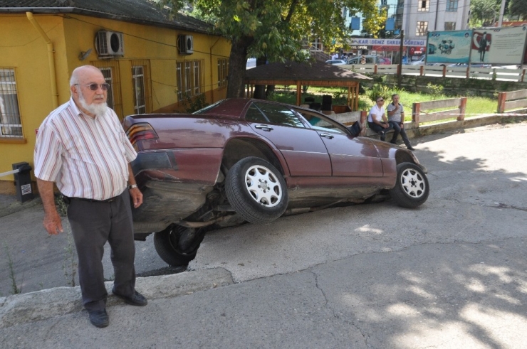 Karşı Yönden Gelen Araca Yol Vermek İsterken Otomobili Yan Yattı