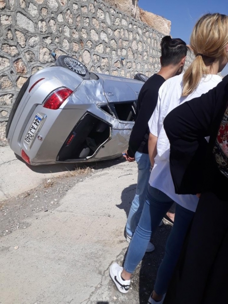 Otomobil Şarampole Yuvarlandı: 4 Yaralı