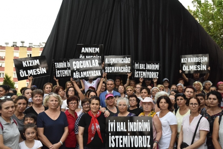 Al Yazma Anıtı Karardı