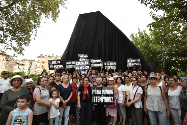 Al Yazma Anıtı Karardı