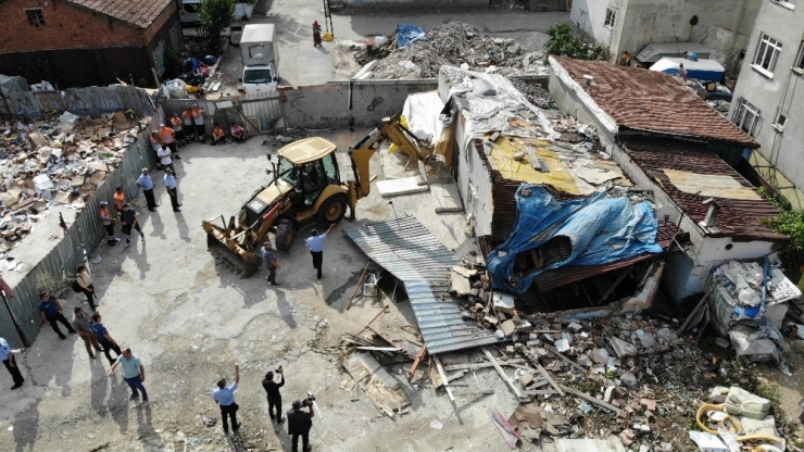 Ataşehir’de Su Baskınlarına Karşı Dere Yatağındaki Barakalar Yıkıldı