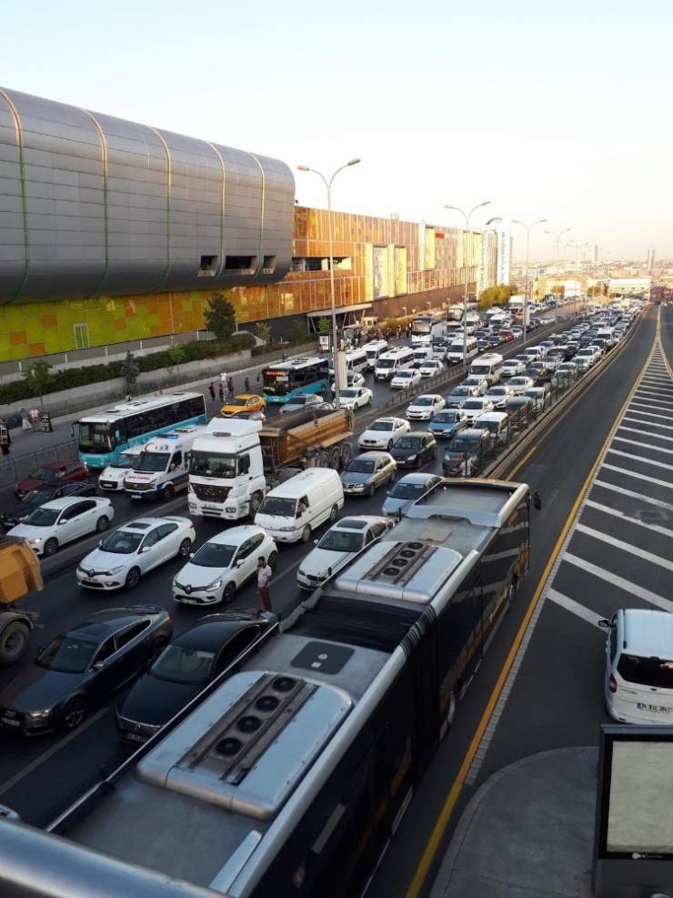 Araç Yangını E-5’te Trafiği Durma Noktasına Getirdi