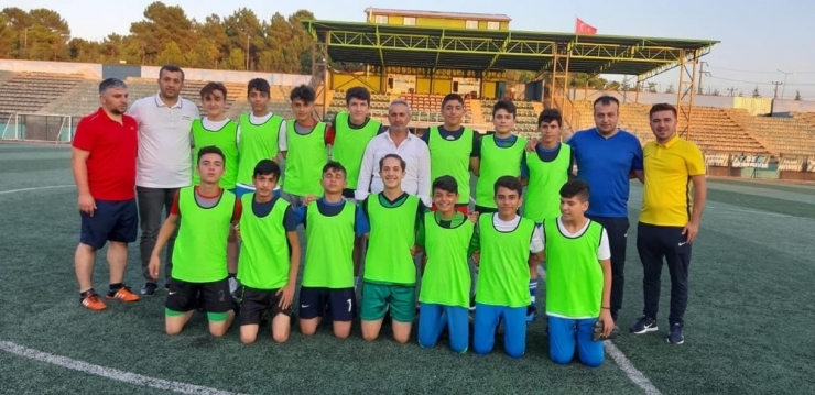 Çesk Futbolla Sahaya İndi