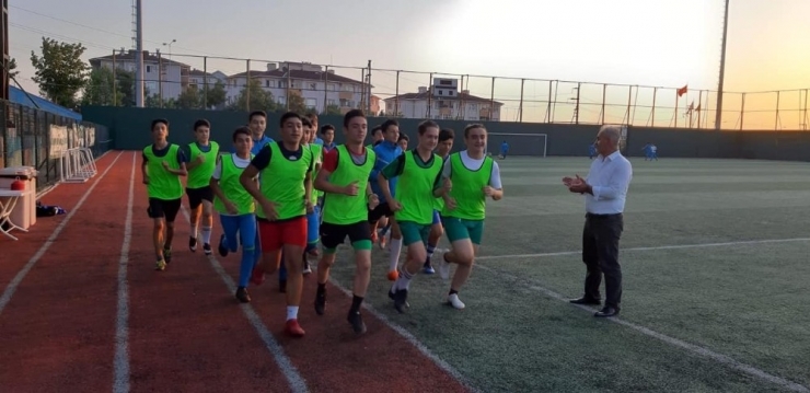 Çesk Futbolla Sahaya İndi