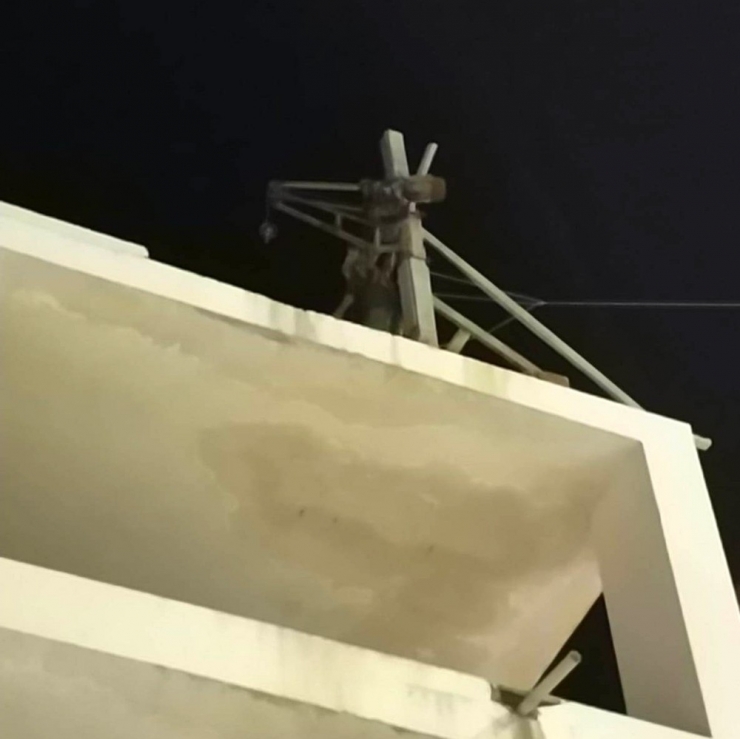 İntihara Kalkışan Şahsı Polis Çatıdan İndirdi