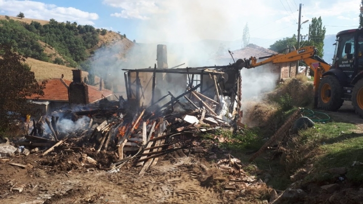 Çorum’da 2 Ev Kül Oldu