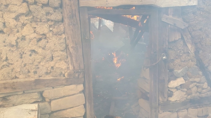Çorum’da 2 Ev Kül Oldu