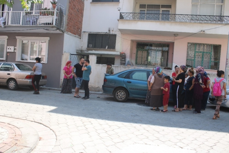 Eşini Sokak Ortasında Boğazından Bıçaklayarak Dehşet Saçtı