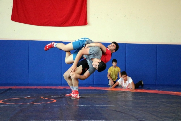 Milli Güreşçi Beytullah Kayışdağ, Rıza Kayalp’i Örnek Alıyor