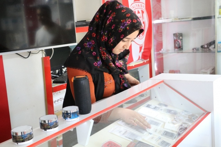 Cep Telefonu Almaya Gelip, Sadaka Kutusunu Çaldı