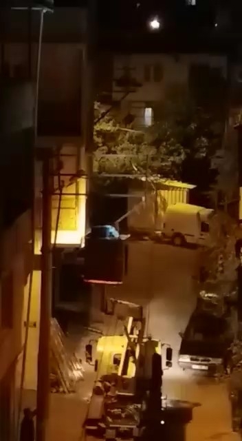 Tellere Takılan Kumru Kurtarıldı