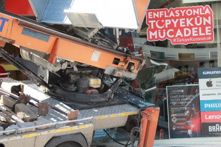 Freni Boşalan Kamyon Bir Beyaz Eşya Mağazasına Girdi, 1 Kişi Yaralandı