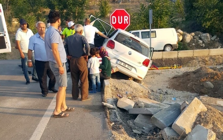 Kontrolden Çıkan Otomobil Refüjde Asılı Kaldı: 2 Yaralı