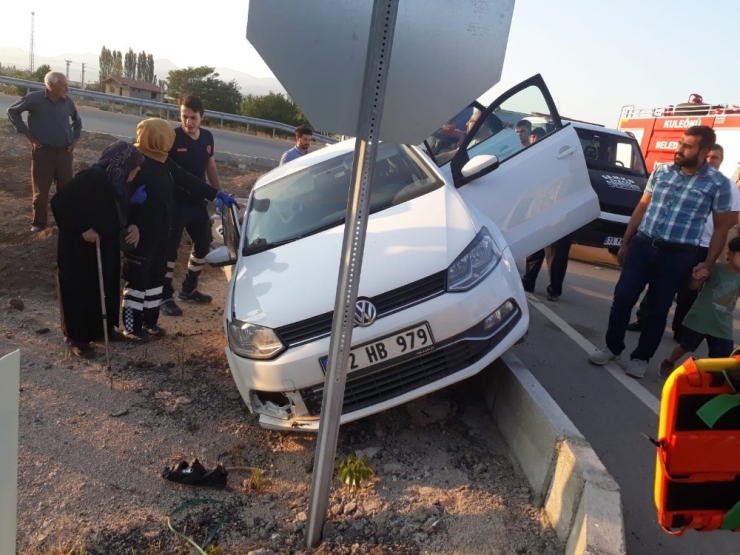 Kontrolden Çıkan Otomobil Refüjde Asılı Kaldı: 2 Yaralı