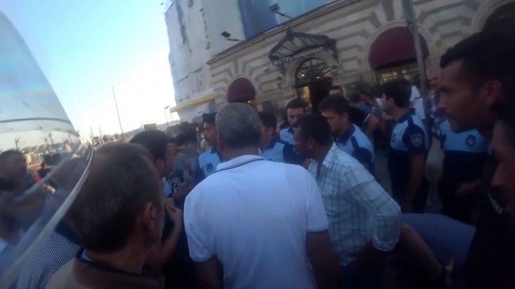 Galata Köprüsü’nde Seyyar Satıcılar Zabıtaya Sopayla Saldırdı