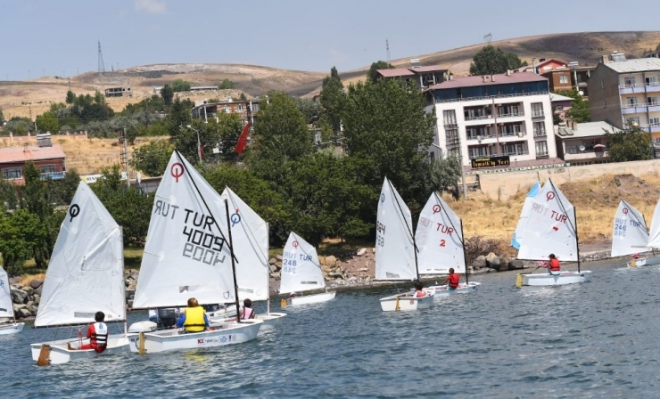 Karslı Yelkenciler Ahlat’tan Madalya İle Döndü
