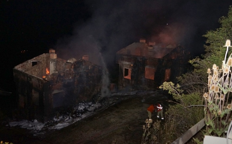 Çatıda Tadilatı Sırasında Çıkan Yangında Üç Ev Yandı