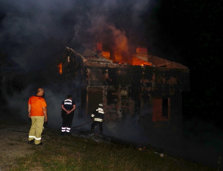 Çatıda Tadilatı Sırasında Çıkan Yangında Üç Ev Yandı