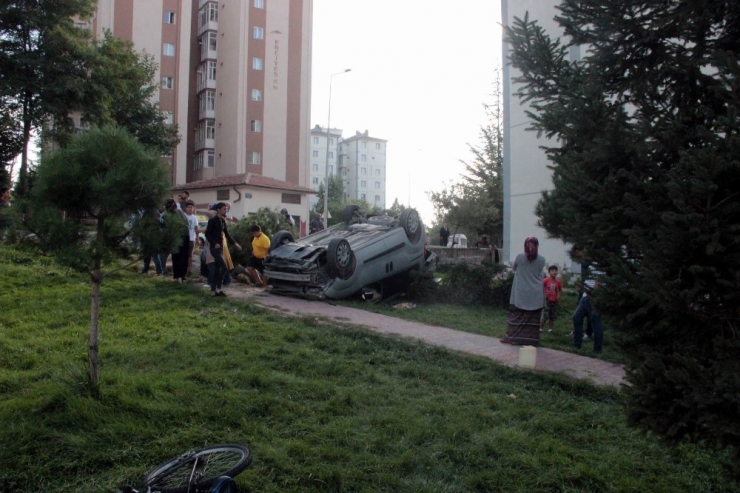 Otomobil Bahçeye Uçtu Faciadan Dönüldü