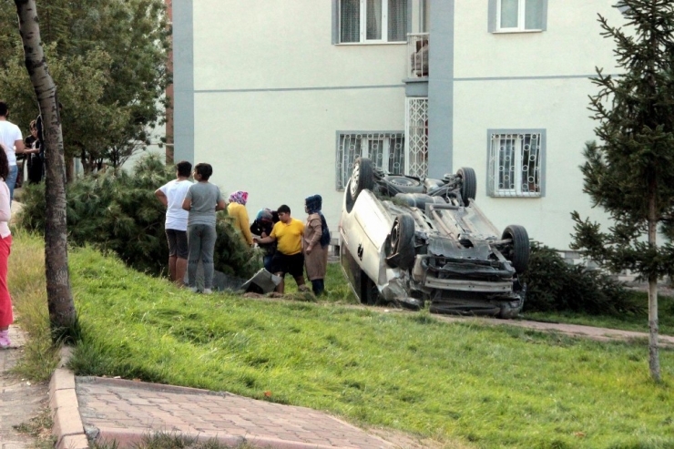 Otomobil Bahçeye Uçtu Faciadan Dönüldü