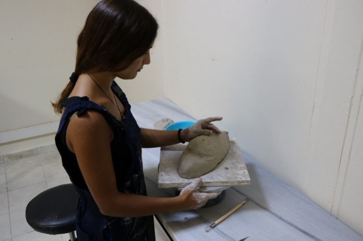 Hocaları Yönlendirdi, Şimdi Seramik Eserleri İle Büyülüyor