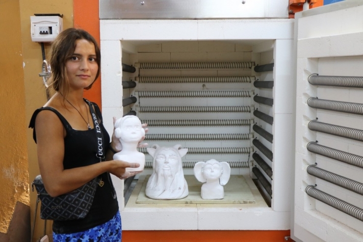 Hocaları Yönlendirdi, Şimdi Seramik Eserleri İle Büyülüyor