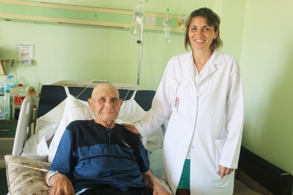 600 Kiloluk Dananın Altında Kalarak Kaburgaları Kırılan Adam Taburcu Edildi