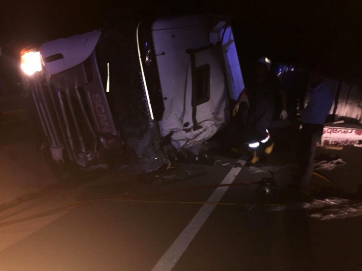 Virajı Alamayan Kamyon Yan Yattı: 2 Ölü