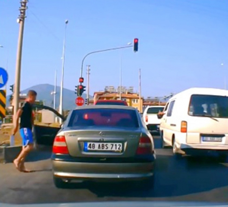 Trafikte Satırlı Kavgaya Polis Soruşturması