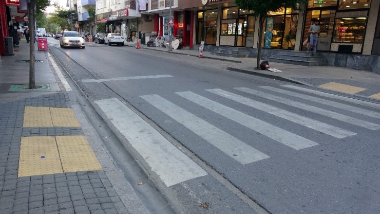 Pendik’te Yaya Geçidinde Aracın Çarptığı Çocuk Metrelerce Sürüklendi